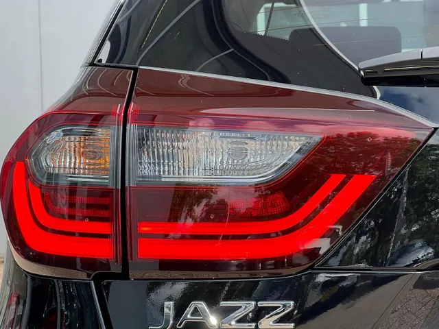 Honda Jazz 1.5 e:HEV Advance NIEUW | FULL HYBRID | APPLE CARPLAY | ANDROID AUTO | ACHTERUITRIJCAMERA | STOEL + STUURVERWARMING | NAVIGATIE |