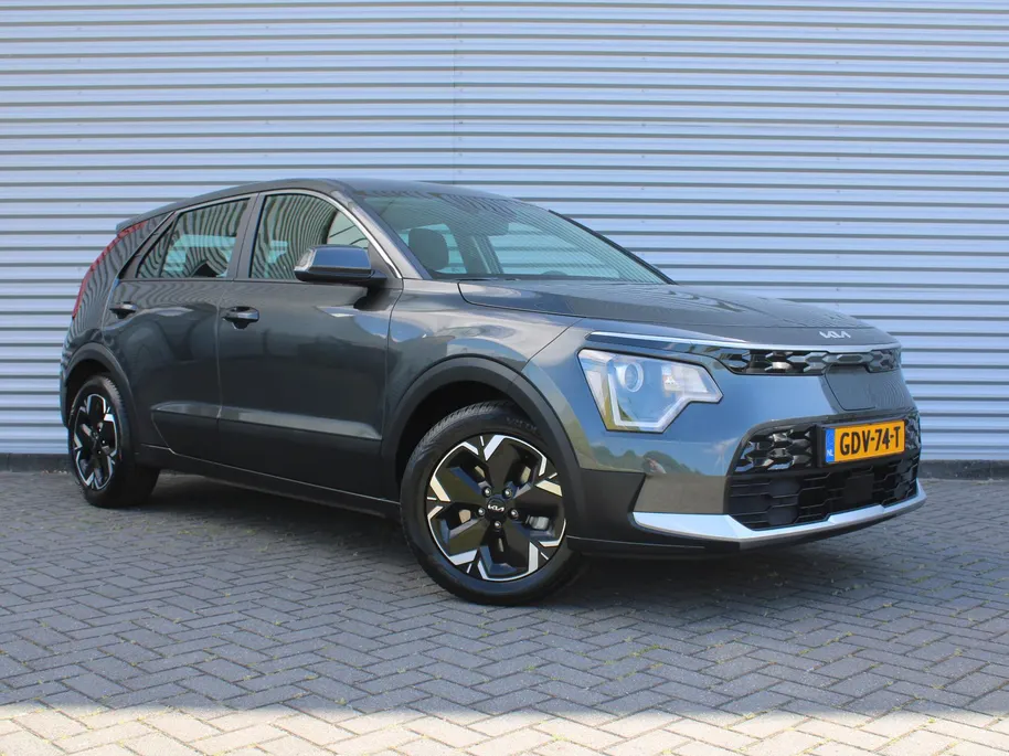 Kia Niro EV Light Edition 64.8 kWh | Camera | Cruise adapt. | Clima | 17' LM | Navi | Keyless | All season banden | 17% bijtelling |