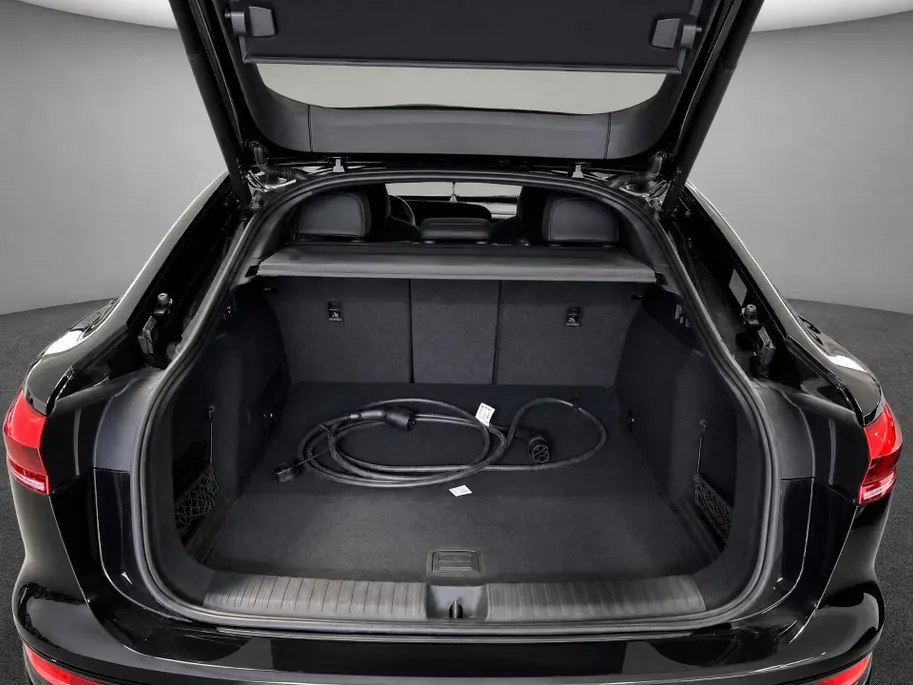 Audi Q6 e-tron S edition Quattro 100 kWh 387pk · SOH 97,1% · Panoramadak · 360 Camera · Wegklapbare Trekhaak · Elek. Voorstoelen · Kuipsport stoel · 20'' Inch · Garantie t/m 23-04-2030 of 100.000km