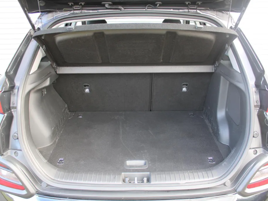 Hyundai Kona 1.6 GDI HEV Comfort | Trekhaak | Camera | 16' LM | Cruise adapt. | Navi | Apple Carplay/Android Auto | Clima | All seasons |
