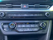 Kia e-Niro DynamicPlusLine 64 kWh Climate control | Stoel,- en stuurverwarming | Parkeercamera | Cruise control | Elek. schuif/kanteldak | 16 inch LM velgen |