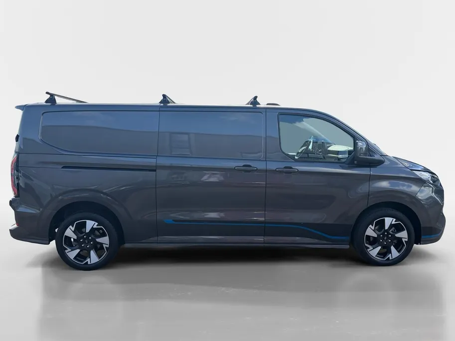 Ford Transit Custom 300 2.0 TDCI L2H1 Sport | Automaat | Adapt. Cruise control | BLIS | Winter pack | Elektr. bestuurdersstoel | Parkeersensoren voor en achter | Achteruitrijcamera | Navigatie | Apple carplay & Android auto | 18' lichtmetalen velgen | Bovag garantie |