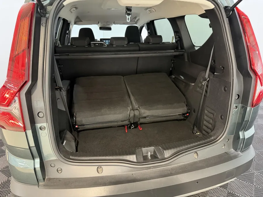 Dacia Jogger 140PK Hybrid Extreme 7p. Automaat | 7 Zitplaatsen | Camera | Parkeersensoren | Apple CarPlay/Android Auto | Digital Cockpit | Cruise Control | Lichtmetalen Velgen | Licht & Regen Sensor | Full LED |