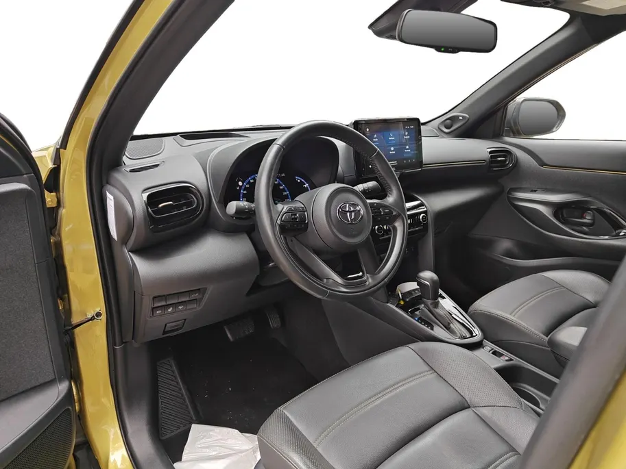 Toyota Yaris Cross 1.5 Hybrid Launch Edition | Slechts 12.000 km! | JBL Audio | Head-Up Display | Adaptieve Cruise Control | Camera | Keyless Entry | Stoel- & Stuurverwarming