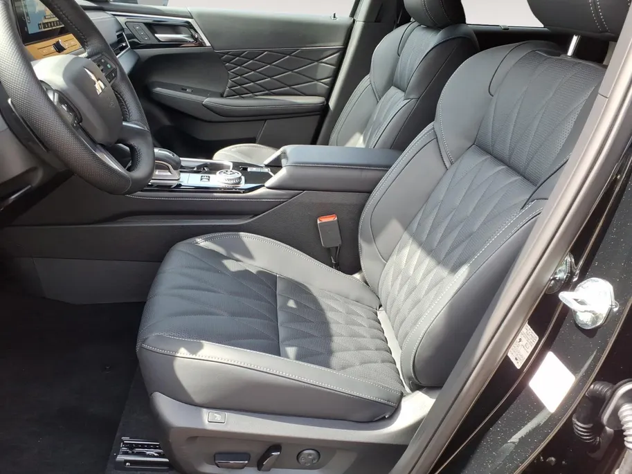 Mitsubishi Outlander 2.4 PHEV Black Edition | Showroom voorraad korting 5.000 euro | Automaat | Navigatie | PDC/Camera | Lederen interieur | 20 inch. | 8jaar Garantie. m26