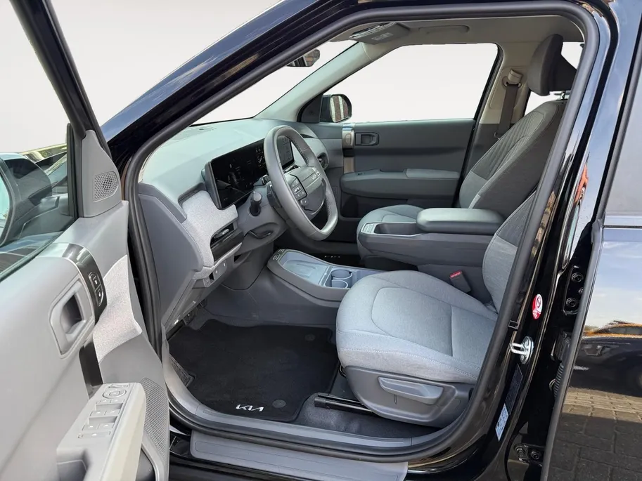 Kia EV3 Black Edition 58.3 kWh | NAVI | CAMERA | 19 INCH LMV | CLIMATE & CRUISE CONTROLE | STUUR & STOELVERWARMING | ETC..