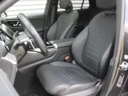Mercedes-Benz GLC 300e 4MATIC AMG Line | 360 Camera | Schuifdak | Cruise adapt. | 20' LM | HUD | Treeplanken | Dodehoek detectie | Stoelverwarming + geheugen | BTW auto |