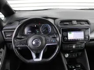 Nissan Leaf Tekna 40 kWh | Trekhaak | Stuur-/stoelverwarming | 360 Camera | LED | Dodehoek detectie | Cruise adapt. | 17' LM | Half leer/stof | Navi |