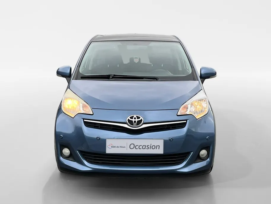 Toyota Verso-S 1.3 VVT-i Dynamic | Achteruitrij Camera | Panorama Dak | Parkeersensoren | Airco | Bluetooth | Hoge Instap | 12 Maanden Bovag Garantie