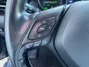Toyota C-HR 1.8 Hybrid Bi-Tone | Side Bars| Leer| Lichtmetalen velgen| Stoel verwarming| 4 seizoenbanden| Afneembare trekhaak| JBL speakers| BI-Tone uitvoering| Navigatie| Metalliclak