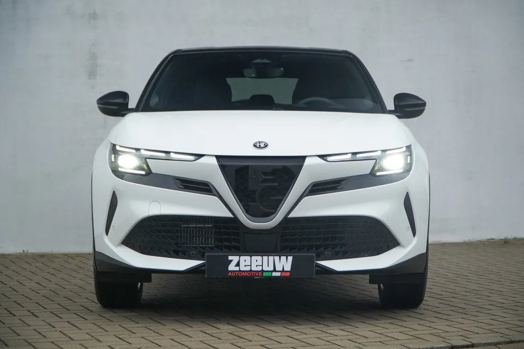 Alfa Romeo Junior 1.2 Turbo 136 PK Ibrida Speciale | Techno | Camera | Navi | Carp