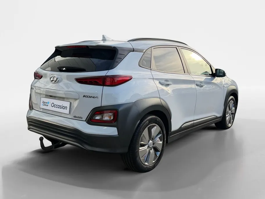 Hyundai Kona EV Limited Sky 64 kWh | Zeer compleet | 99% SOH | Open dak | Lederen bekleding | Trekhaak | Stoel verwarming & koeling | Stuurverwarming |