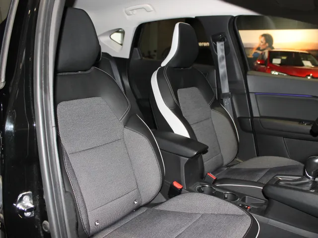 Renault Captur 1.3 TCe 140 PK Intens | Automaat | 4 seizoensbanden | parkeersensoren achter | LM Velgen | Multisense | ECC |