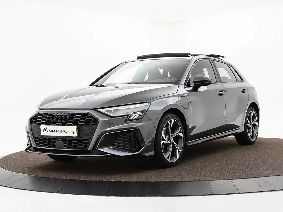 Audi A3 Sportback 40 TFSIe 204PK S-tronic S Line · Panoramadak · Camera · Apple/Android Car Play · Navigatie · Park Assist · P-Sensoren · 18'' Inch ·