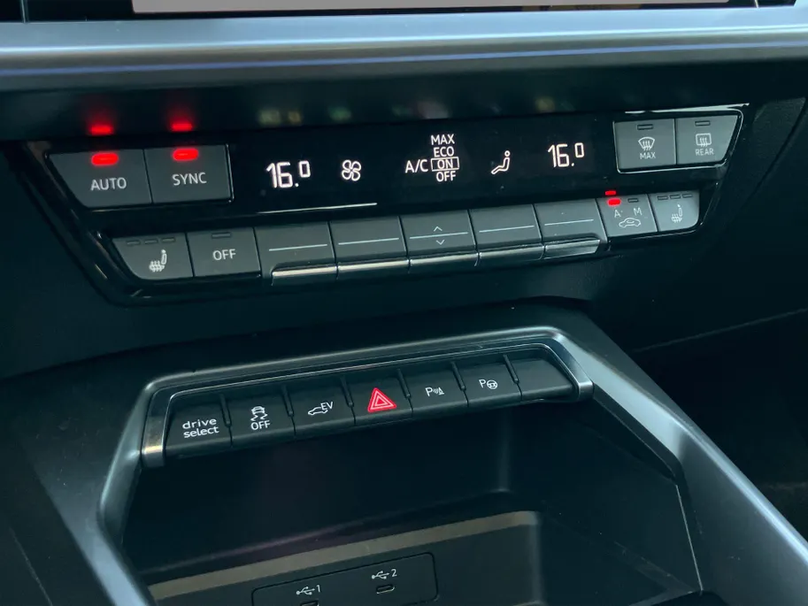 Audi A3 Sportback 45 TFSIe 245pk S edition Competition · Panoramadak · Camera · Massage functie · Apple/Android Car Play · Adaptive Cruise Control · Elektrisch verstelbare stoelverstelling · Stoelverwarming ·