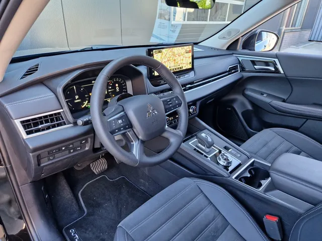 Mitsubishi Outlander 2.4i PHEV First Edition ( meerdere kleuren op voorraad )