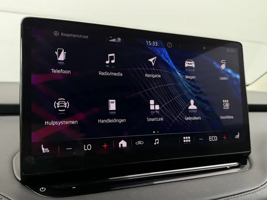 Škoda Enyaq iV 80 | Elektrisch verstelbare stoelen incl. geheugenfunctie | Stoel- en stuurverwarming | Elektrisch bedienbare achterklep | Lederen bekleding | Achteruitrijcamera | Parkeersensoren voor- en achter | Apple/Android Carplay