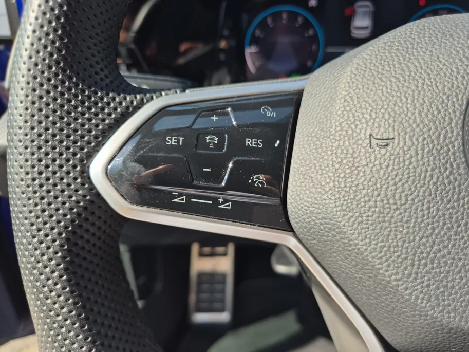Volkswagen Golf 1.5 eTSI R-Line Business | Cruise Control | Climate Control | Digitaal Dashboard | Navigatie | Sportstoelen | Stoelverwarming | Stuurverwarming |
