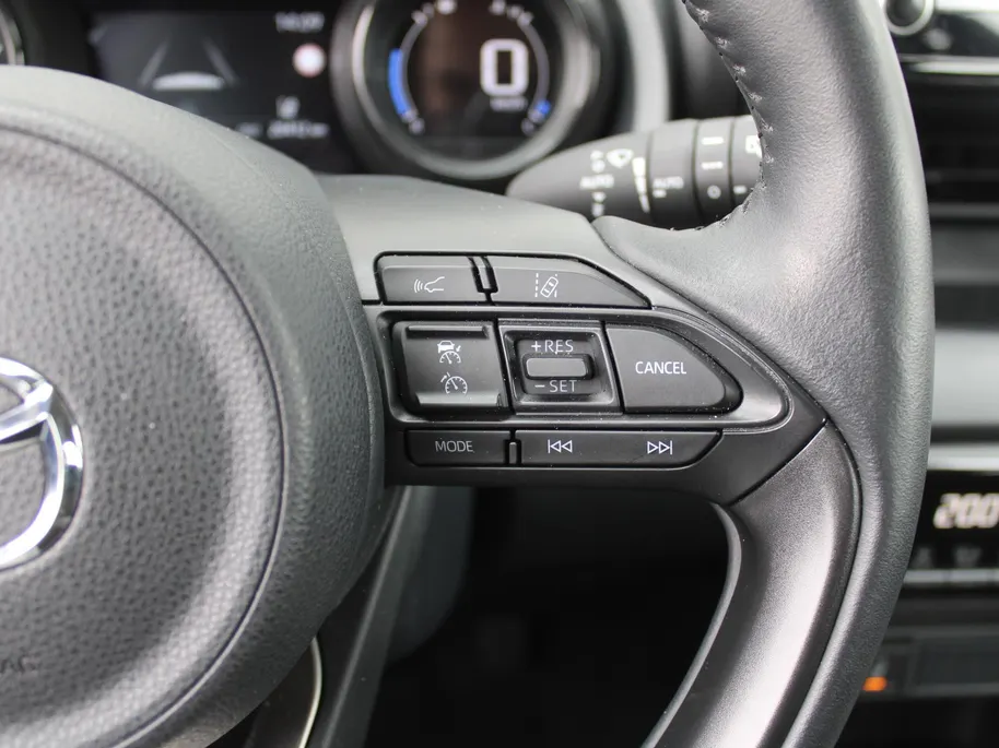 Mazda 2 Hybrid 1.5 Agile | Comfort pakket | Trekhaak | CarPlay | Camera | Stuur-/stoelverwarming | Cruise adapt. | 15' LM |