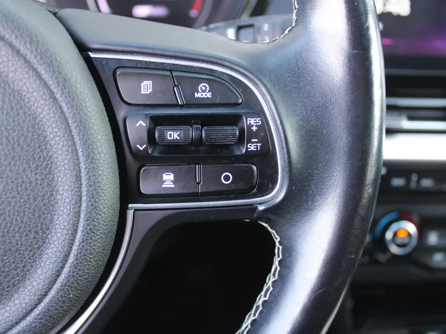 Kia e-Niro ExecutiveLine 64 kWh | Trekhaak | Stuur-/stoelverwarming + ventilatie | Leer | 17' LM | Cruise adapt. | Dodehoek detectie | LED | JBL audio |