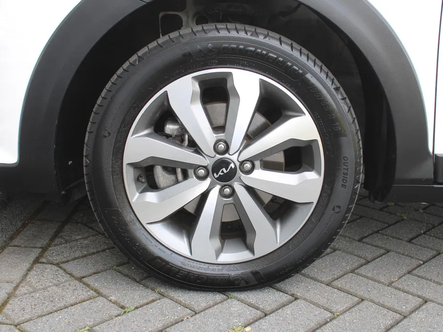 Kia Stonic 1.0 T-GDi MHEV DynamicPlusLine | Stuur-/stoelverwarming | Camera | Clima | Cruise | 16' LM | Navi | LED | Keyless |