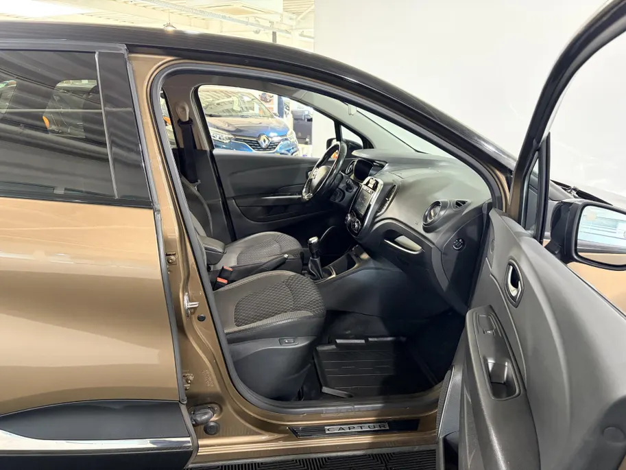 Renault Captur 90PK TCe Intens | All Season Banden | Armsteun | Navi | Camera | Parkeersensoren | Climate Control | Bluetooth | Lichtmetalen Velgen | Licht & Regen Sensor |