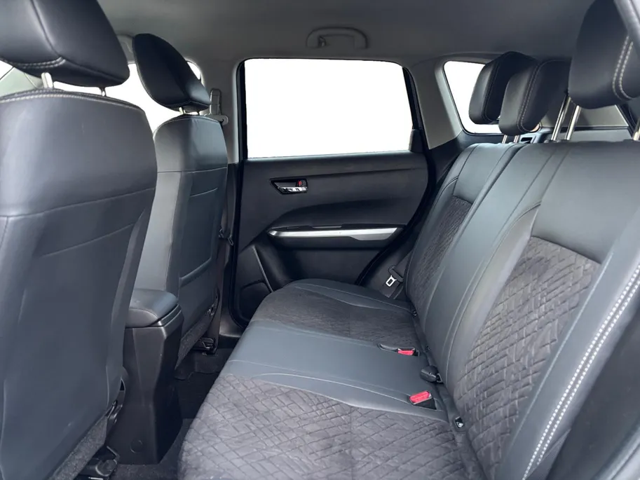 Suzuki Vitara 1.4 Boosterjet Style Smart Hybrid | Trekhaak | Dealer onderhouden | Navigatie | dodehoek detectie | Achteruitrijcamera | Stoelverwarming |10 jaar garantie! |