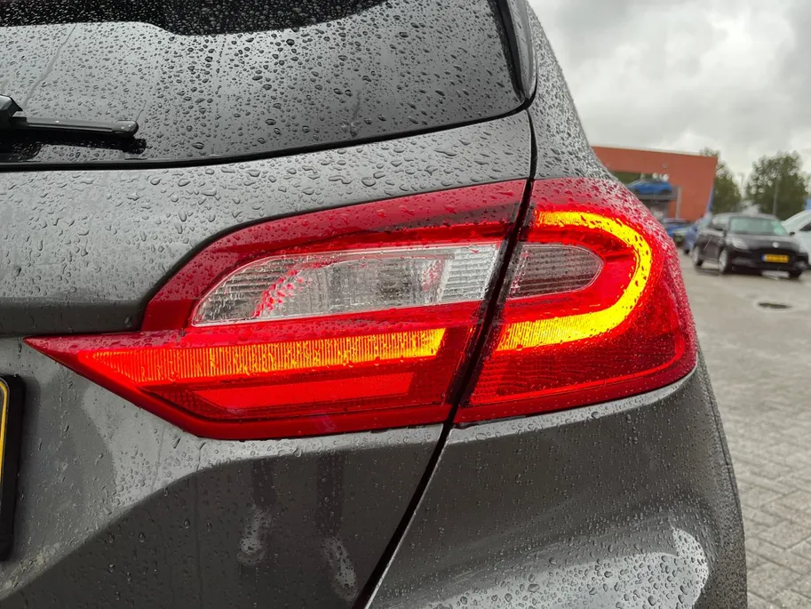 Ford Fiesta 1.0 EcoBoost ST-Line |Apple Carplay/Android Auto|lichtmetalen velgen 17'| Spoiler| Voorruitverwarming|12 maanden Bovag garantie|