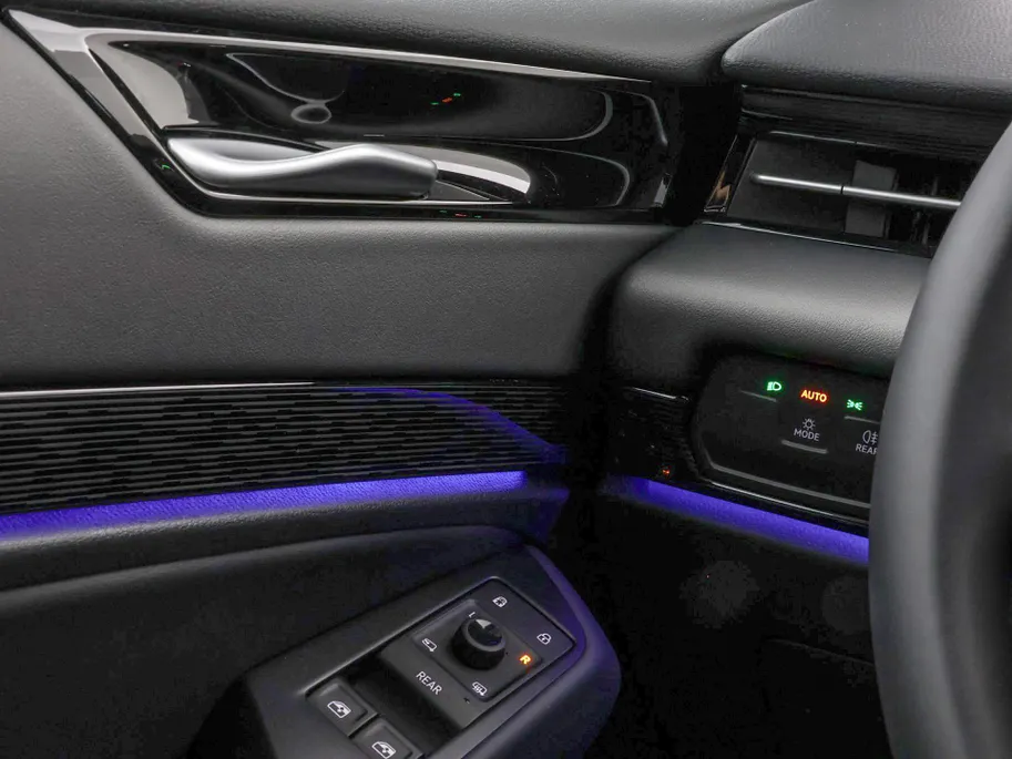 Volkswagen ID.7 Limited Edition 59 kWh accu, 204 PK · Achteruitrijcamera · Draadloze telefoonlader · Sfeerverlichting · Rondomzichtcamera · Voorraad OUTLET · Prijs is inclusief inruilpremie ·
