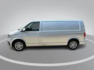 Volkswagen Bedrijfswagens Transporter 2.0 TDI 150pk DSG L2H3 28 Bulli · Camera · Apple/Android Car Play · Trekhaak · Adaptive Cruise Control · Alarmklasse 3 · Navigatie · Elek. Inklapbare Spiegels ·