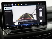 Volkswagen Golf variant Life Edition 1.5 eTSI 116 pk 7 versn. DSG · Achteruitrijcamera · draadloze telefoonlader · Trekhaak inklapbaar, met elektrische ontgrendeling ·