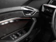 Audi e-tron 55 300kW/408PK S Line 95Kwh · SOH 94,6% · Panoramadak · Leder/Alcantara · 360°Camera + Parkeersensoren · Stoelverwarming ·