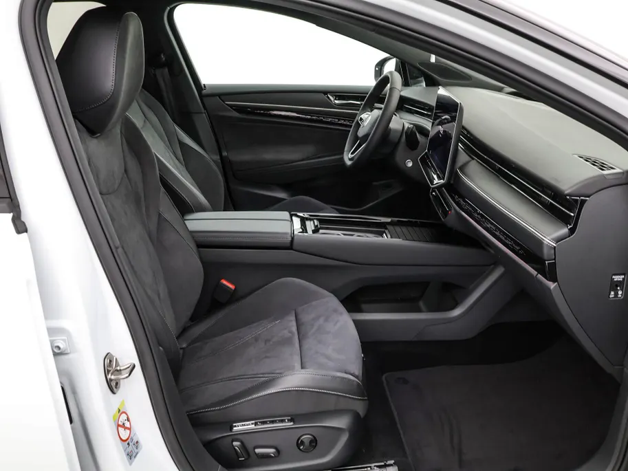 Volkswagen ID.7 Pro Limited Edition 77 kWh accu 286 PK · Draadloze telefoonlader · 360 camera · verwarmde voorstoelen · Voorraad OUTLET · Prijs is inclusief inruilpremie ·