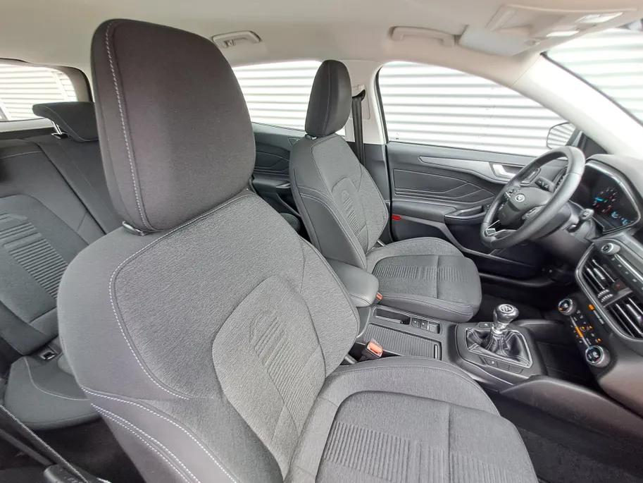Ford Focus Wagon 1.0 EcoBoost Active Business | Navi | PDC | Cruise | Trekhaak | ECC | Stoel, Stuur, Voorruit verwarming