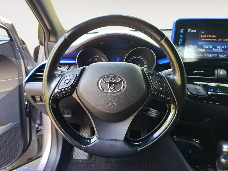 Toyota C-HR 1.8 Hybrid Dynamic Airco automatisch| Autonomous Emergency Braking | Cruise control adaptief | Lichtmetalen velgen 18' | Navigatiesysteem full map | Voorstoelen verwarmd