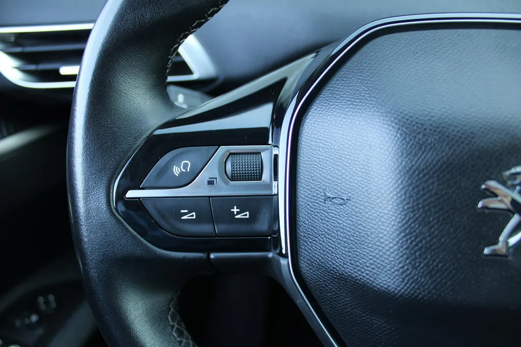 Peugeot 5008 1.2 PureTech Blue Lease Executive | Navi | Airco | 7 zits | Cruise | Camera | 17" LM |