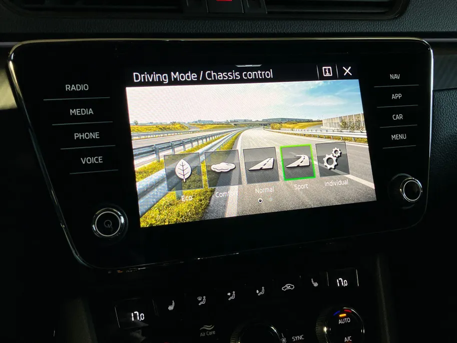Škoda Superb 1.4PHEV 218PK Sportline DSG · Panoramadak · Trekhaak · Camera + Parkeersensoren · Stoelverwarming  voor & achter ·