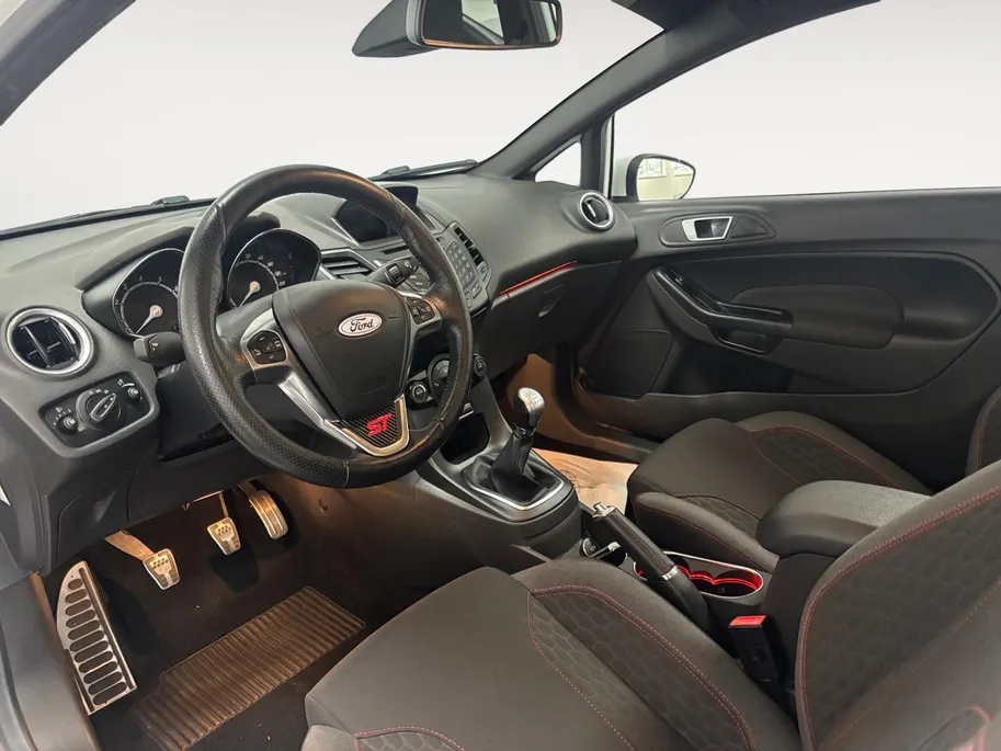 Ford Fiesta 1.0 EcoBoost ST Line NAVI AIRCO CRUISE CONTROLE LM VELGEN SPORTPAKKET ZEER DIKKE FIESTA VOLLEDIG ONDERHOUDEN VAN EEN LIEFHEBBER GEWEEST