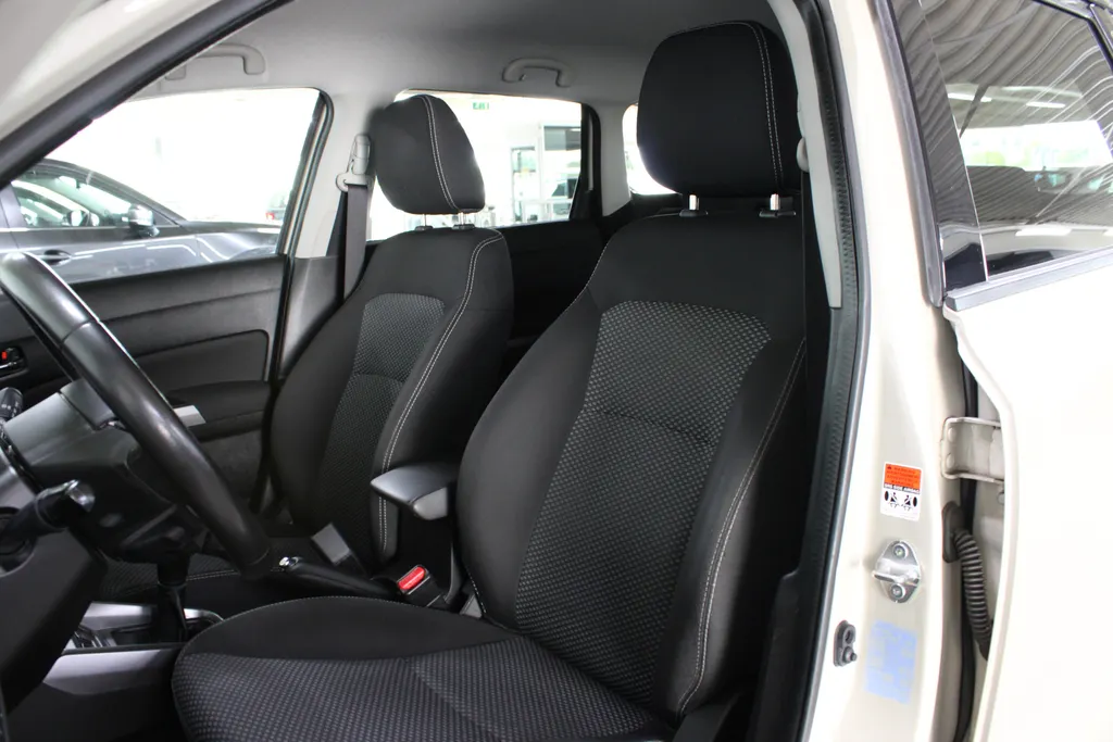 Suzuki Vitara 1.0 Boosterjet Select / Trekhaak / Camera / Stoelverwarming / Navigatie /