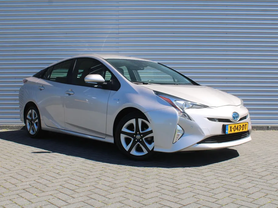 Toyota Prius 1.8 Executive | Trekhaak | Stoelverwarming | Camera | Leer | Dodehoek detectie | JBL audio | HUD | 17” LM | Navi | LED | Cruise adapt. | Incl. winterset |