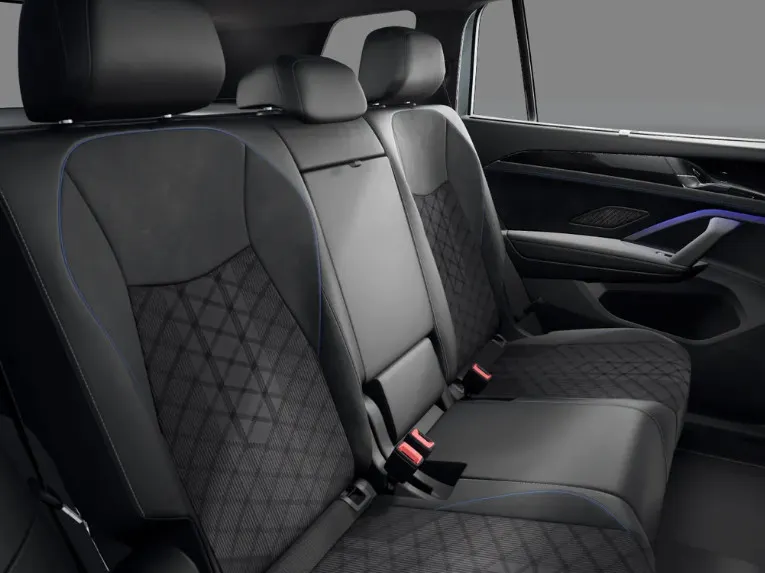 Volkswagen Tayron R-Line Edition 1.5 eHybrid 204 PK 6 versn. DSG · Black Style Pakket · Panoramaschuif-kanteldak · Trekhaak inklapbaar, met elektrische ontgrendeling, incl. aanhangermanoeuvreerhulp Trailer Assist ·