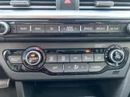 Kia e-Niro DynamicLine 64 kWh | Climate control | Navigatie | 17 inch LM-velgen | Keyless | AppleCarPlay-Android Auto | Parkeercamera | SOH 99.3% |
