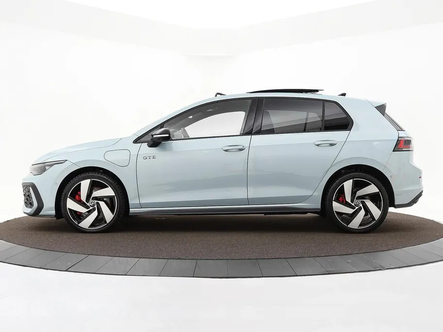 Volkswagen Golf 1.5 eHybrid 272pk DSG GTE · Panoramadak · 360 Camera · Inklap. Trekhaak · Head-Up Display · Matrix LED · Keyless · DCC · Garantie t/m 26-05-2030 of 100.000km