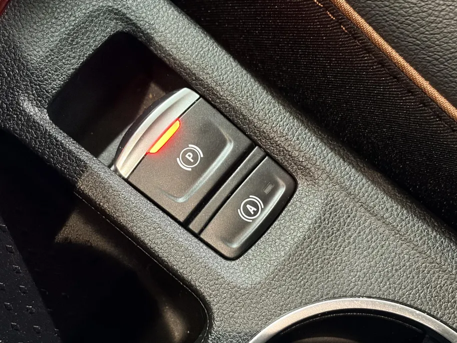 Renault Captur 130PK TCe Initiale Paris Automaat | 1e eigenaar | 360 Camera | Stoelverwarming | Navi | Apple CarPlay/Android Auto | Leder | Adaptive Cruise Control | Climate Control | Full LED | Lichtmetalen Velgen |