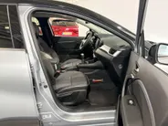 Renault Captur 90PK TCe Techno | 1e eigenaar | Schuif-Kantel Dak | Camera | Navigatie | Apple Carplay/Android Auto | Parkeersensoren | Trekhaak | Climate Control | Lichtmetalen Velgen | Full LED |