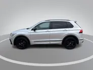 Volkswagen Tiguan 1.4TSIeHybrid 180kW/245PK R-Line Black Style · Panoramadak · Trekhaak · 360°Camera + Parkeersensoren ·