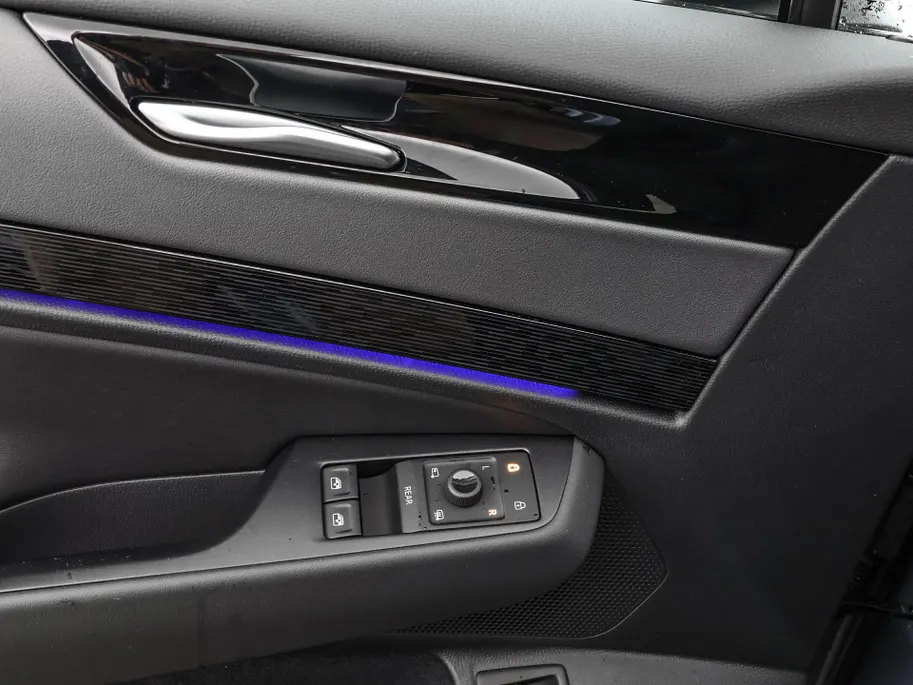 Volkswagen ID.7 Limited Edition 59 kWh accu, 204 PK · Achteruitrijcamera · Draadloze telefoonlader · Sfeerverlichting · Rondomzichtcamera · Voorraad OUTLET · Prijs is inclusief inruilpremie ·
