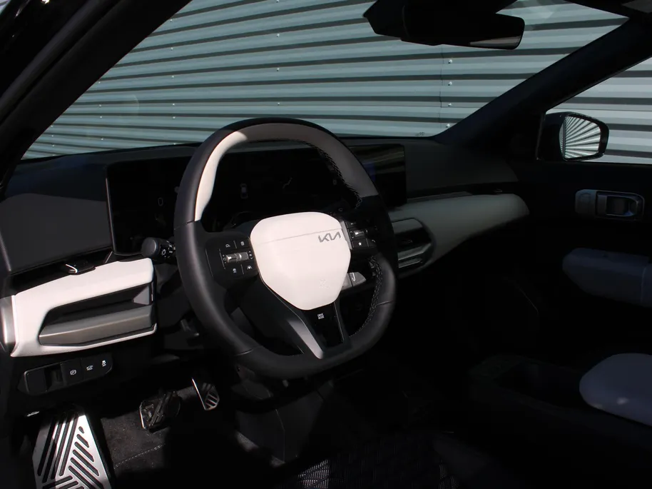 Kia EV4 Fastback GT-PlusLine 81.4 kWh | Schuifdak | Stuur-/stoelverwarming + ventilatie | Camera rondom | Elek. stoelverstelling | Leer | HUD | LED | 19' LM |