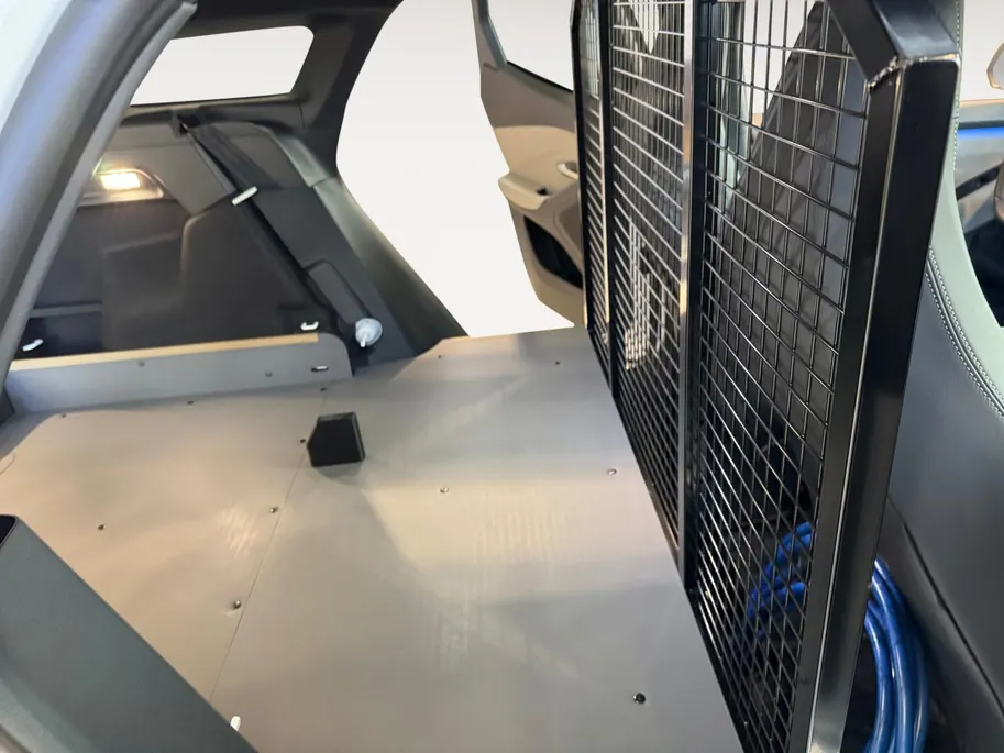 Ford Explorer Cargo Premium Extended Range RWD 77 kWh | Omgebouwd naar 2 persoons CARGO uitvoering | Lederen bekleding | 21' LM velgen | Navigatie | Head-up display | Adaptive cruise control