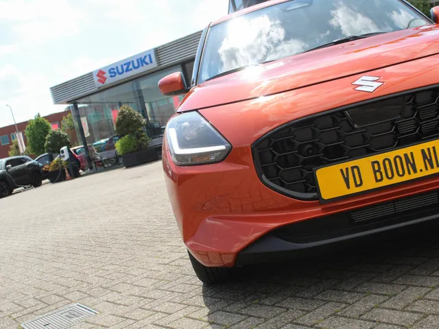 Suzuki Swift 1.2 Comfort Smart Hybrid | € 2200,- DEALERKORTING! | Snel Rijden!